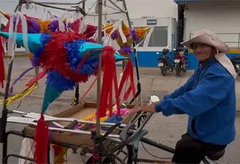 Entre cumbias y sonrisas: Marco Antonio Cruz, el piñatero que alegra las mañanas en Los Mochis