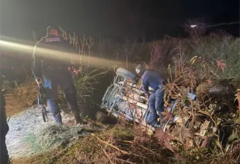 Aparatosa volcadura deja a un hombre herido en Angostura