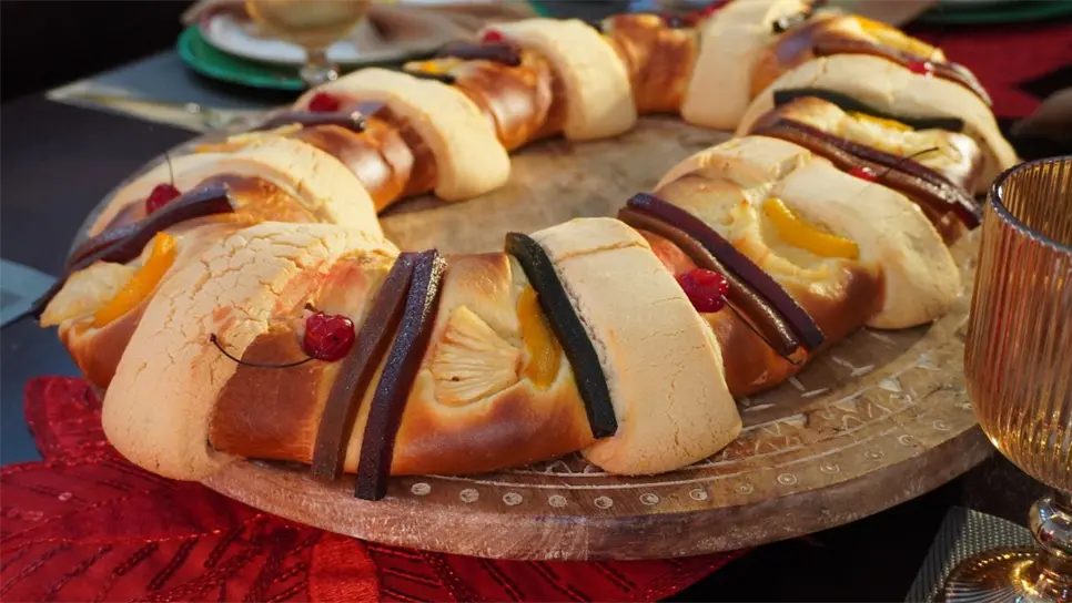 Los precios de las roscas varían según el tamaño y el tipo de relleno, por lo que se recomienda a los consumidores comparar opciones y comprar con anticipación, ya que la demanda aumenta conforme se acerca el 6 de enero