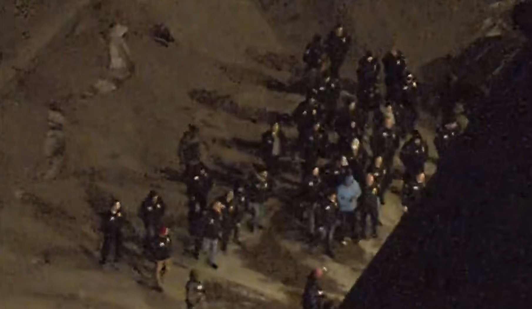 Maduro baja del avión en NY y será trasladado a una prisión en Broklyn Maduro baja del avión en NY y será trasladado a una prisión en Broklyn