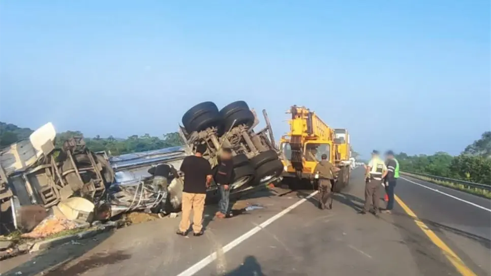FOTO: Cierres parciales y totales en autopistas de Veracruz, Oaxaca y Querétaro complican el flujo vehicular en este inicio de semana