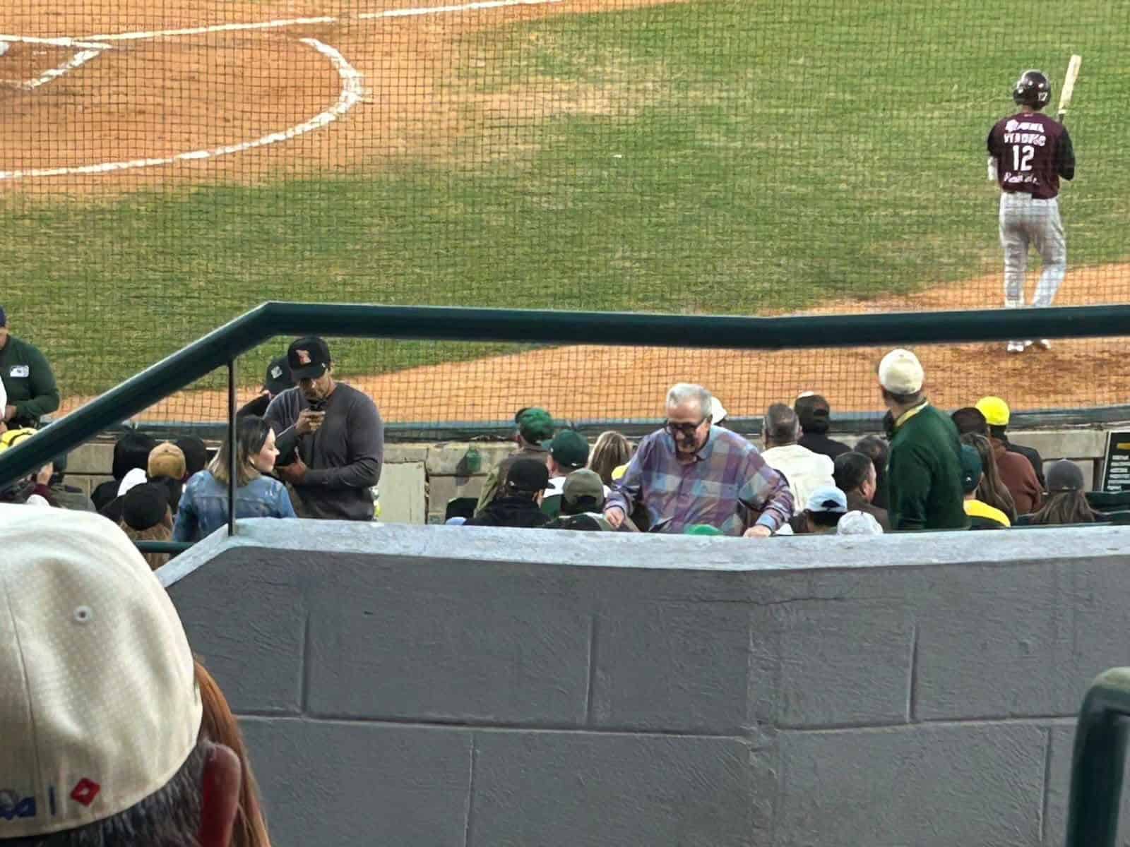 Rocha Moya visita Los Mochis para ver el juego Ca&ntilde;eros vs Tomateros