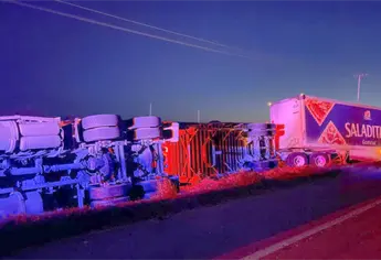 Vuelca tráiler sobre la México 15 en los límites de Juan José Ríos y Ahome; Chofer resulta ileso