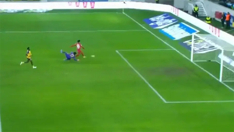 En la recta final llegó otra acción determinante. El arquero del AEL dudó en una salida, quedó a medio recorrido y permitió que el atacante rival lo superara en velocidad dentro del área