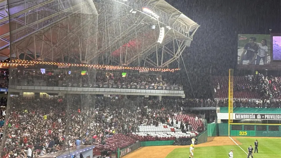 FOTO: Lluvia sorprende a culiacanenses en el encuentro entre Tomateros vs Algodoneros