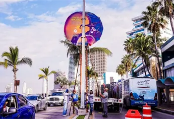 Inician preparativos del Carnaval de Mazatlán 2026 con instalación de baños públicos y pendones en Olas Altas