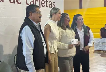 Entregan becas Rita Cetina a estudiantes de secundaria en Mazatlán