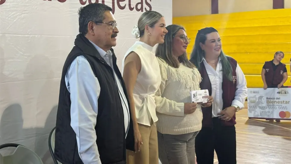 FOTO: Entregan becas Rita Cetina a estudiantes de secundaria en Mazatlán