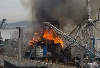 Se incendia barco camaronero en muelles de Mazatlán; hay tres trabajadores lesionados