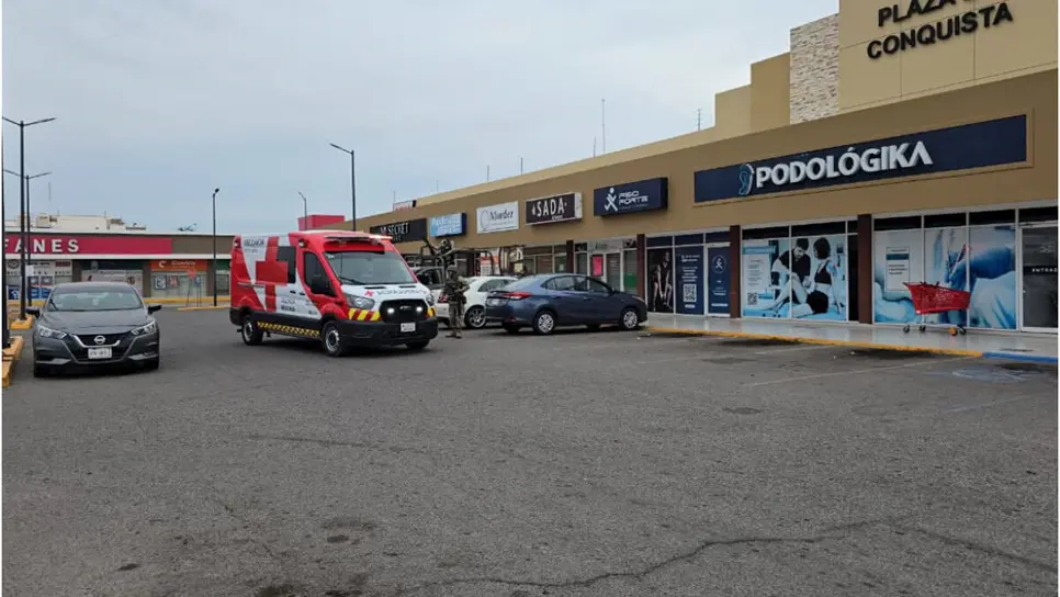 FOTO: Atacan a balazos a un hombre afuera de un supermercado en el fraccionamiento La Conquista en Culiacán