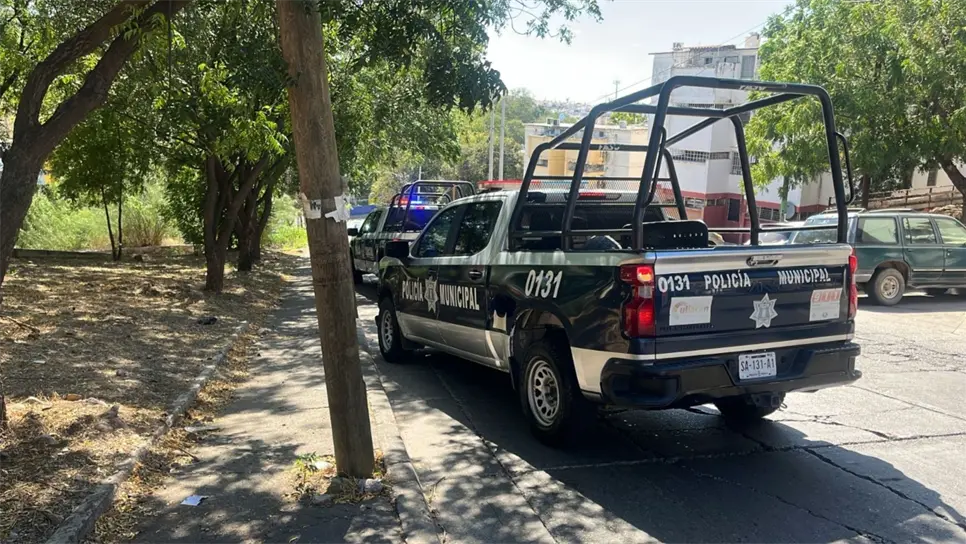 Foto: Luis Ramírez | Elementos de seguridad acordonaron la escena del triple homicidio en la colonia Infonavit Cañadas.