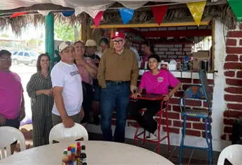 Rocha Moya convive con las familias en la playa de Costa Azul, Angostura