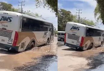 Camión de pasajeros cae en socavón en Los Mochis