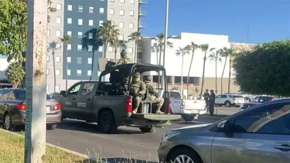 El homicidio del médico general se suma a otros dos asesinatos registrados este lunes en Culiacán, al mediodía fue ejecutado un hombre en la colonia Periodista y horas después otro masculino fue atacado a balazos en el mismo sector, falleciendo posteriormente en un hospital