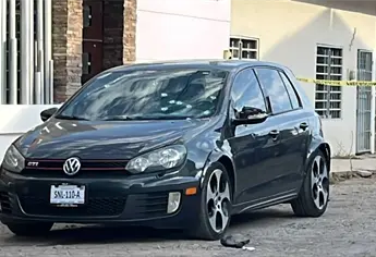 Asesinan a dos hombres dentro de un Volkswagen GTI en la colonia El Palmito, en Culiacán