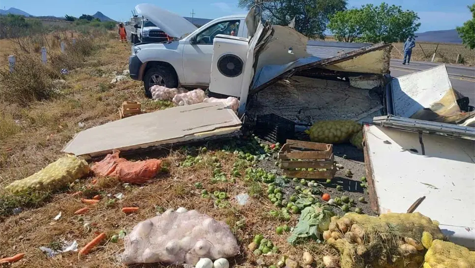 Camioneta cargada con verduras termina destruida tras volcadura en "La Costera" en Angostura