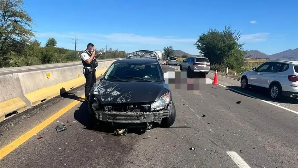 La identidad de la víctima al momento no ha sido proporcionada, misma que terminó prácticamente destrozada tras pasarle por encima su propio vehículo Mazda, de color gris oscuro