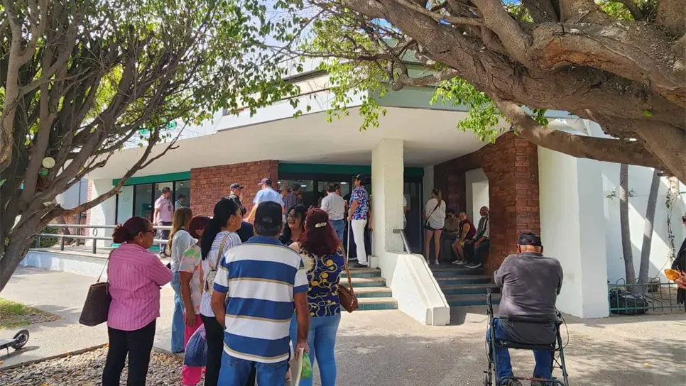 FOTO: Es una burla lo que están haciendo; se manifiestan por quinto día consecutivo por altos cobros de la CFE en Los Mochis