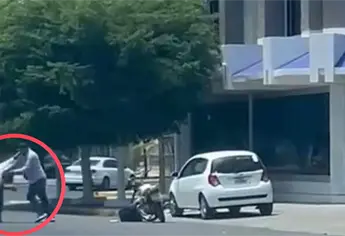 Moquetazos, patadas y jalones de gre&ntilde;as: pelea entre conductor y motociclista en Guasave | VIDEO