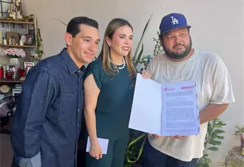 Alcaldesa de Culiacán entrega títulos de propiedad a familias de Valle de Encino