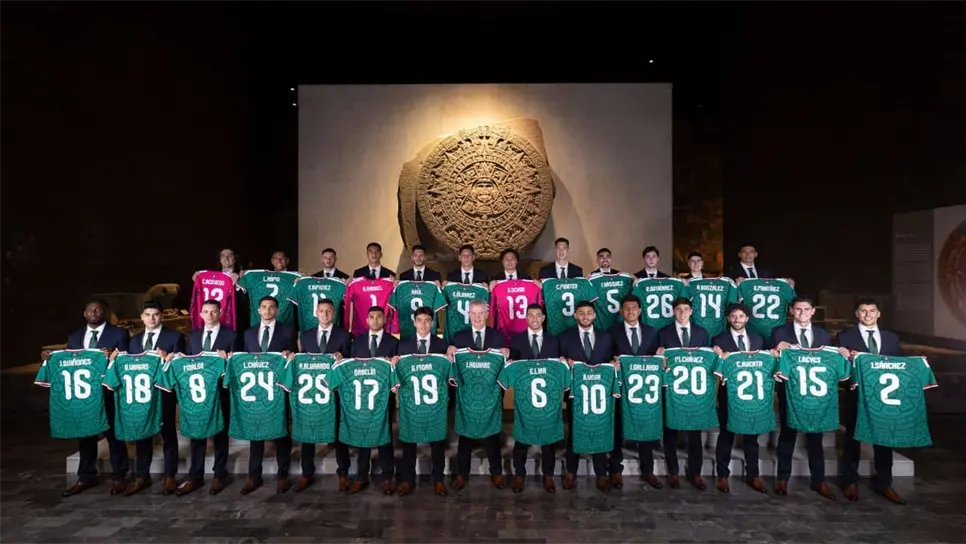 La foto se realizó frente a la Piedra del Sol, uno de los símbolos más emblemáticos del patrimonio cultural mexicano y que también está representada en la playera verde