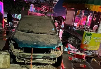 Camioneta vuelca y embiste carreta de tacos en Los Mochis; deja tres lesionados