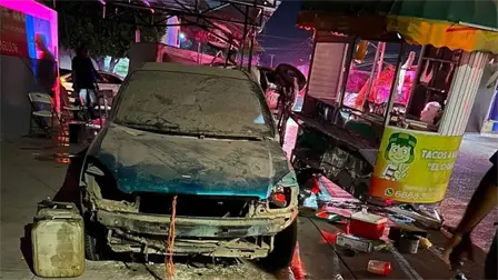 Camioneta vuelca y embiste carreta de tacos en Los Mochis; deja tres lesionados