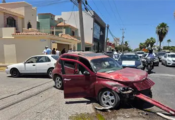 Aparatoso accidente en el bulevar Canuto Ibarra de Los Mochis deja dos lesionados