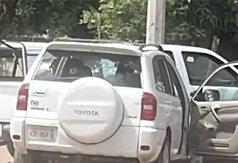 Ri&ntilde;a en la colonia Lombardo Toledano deja dos veh&iacute;culos da&ntilde;ados y dos detenidos