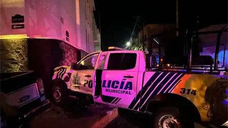 Patrulla de la Polic&iacute;a de Mazatl&aacute;n provoca fuerte choque en el Centro de la ciudad