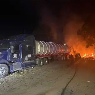 Evac&uacute;an a familias mientras dorm&iacute;an por incendio en casa rodante y pipa con combustible en Guasave