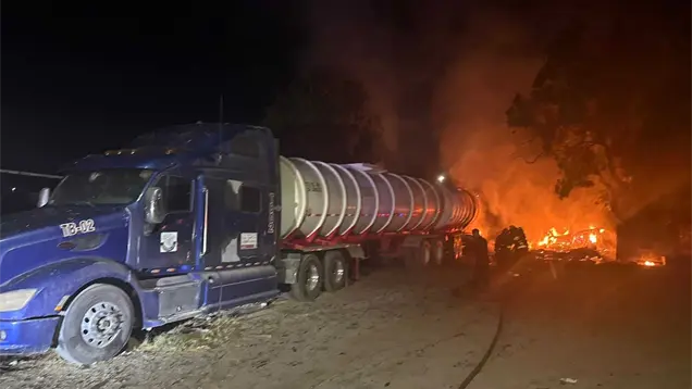 Evac&uacute;an a familias mientras dorm&iacute;an por incendio en casa rodante y pipa con combustible en Guasave