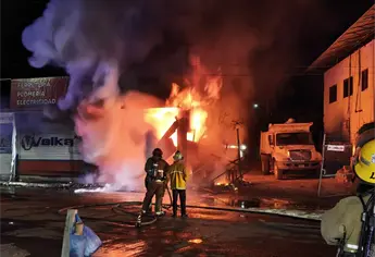 Voraz incendio arrasa con negocio de baterías en “La Cueva” en la salida a Las Glorias en Guasave