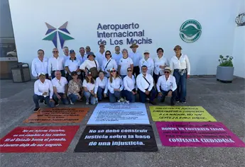 Jubilados de la CFE se manifiestan en el aeropuerto de Los Mochis contra recortes a sus pensiones
