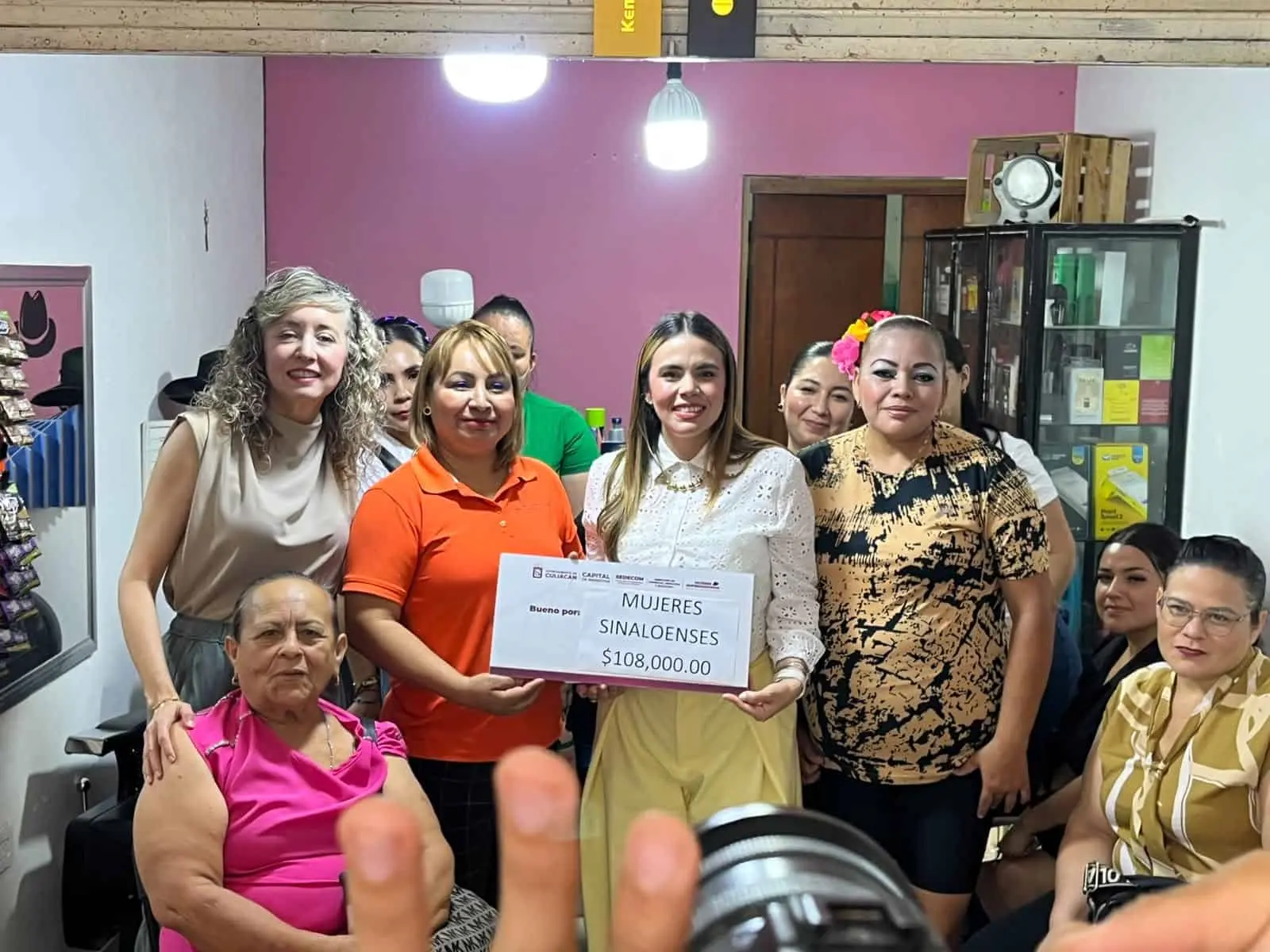 Alcaldesa de Culiac&aacute;n entrega apoyos a Mujeres Emprendedoras por el Bienestar en la Loma de Rodriguera