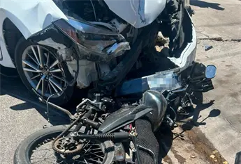 Abuelita provoca carambola y termina lesionada junto a motociclista en Los Mochis