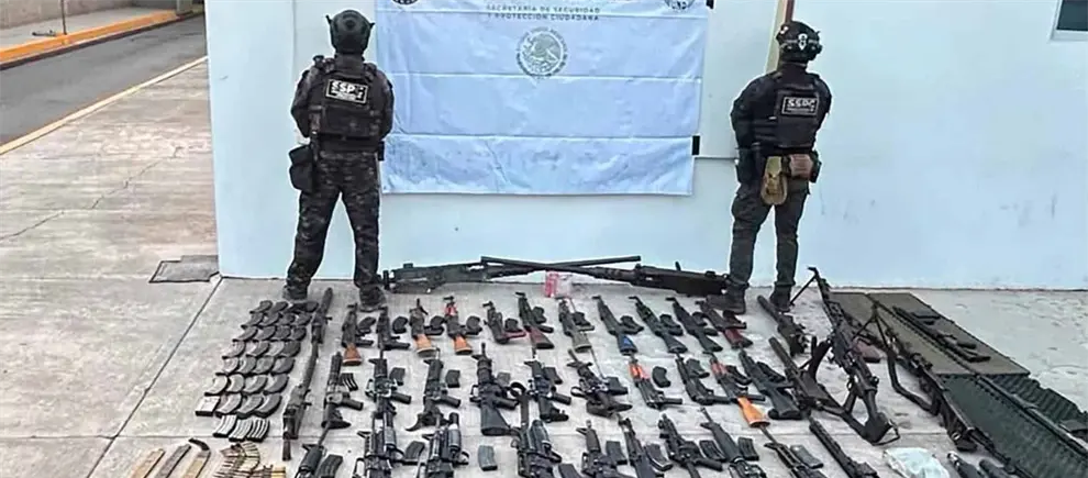 Aseguran 50 armas en Badiraguato; hay un Barret, ametralladoras antiéreas, fusiles de precisión y lanzagranadas Aseguran 50 armas en Badiraguato; hay un Barret, ametralladoras antiéreas, fusiles de precisión y lanzagranadas