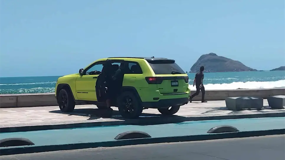 Camioneta se sube al Malecón de Mazatlán y bloquea el paso peatonal