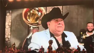 "La gente no se merece esto": Chuy Liz&aacute;rraga y Julio Preciado arremeten contra representante de "El Coyote" en pleno concierto