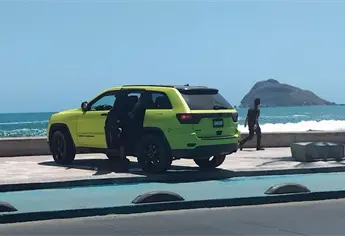 ¡Son de Culiacán! Detienen a cuatro personas por subir camioneta a la ciclovía del malecón de Mazatlán