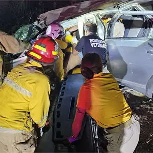 Volcadura deja dos muertos en Los Zapotes, cerca del penal de Mazatl&aacute;n