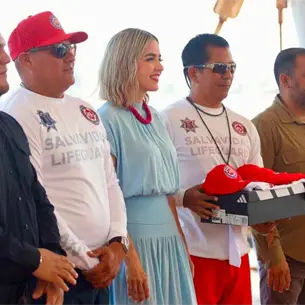 Estrella Palacios entrega uniformes al Escuadr&oacute;n Acu&aacute;tico para la temporada de verano
