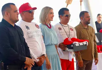 Estrella Palacios entrega uniformes al Escuadrón Acuático para la temporada de verano