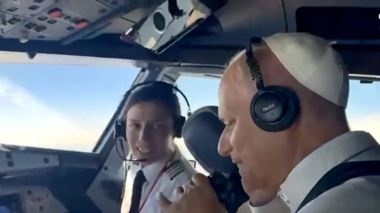 Papa León XIV causa sorpresa al viajar en cabina con los pilotos durante su vuelo en España | VIDEO Papa León XIV causa sorpresa al viajar en cabina con los pilotos durante su vuelo en España | VIDEO