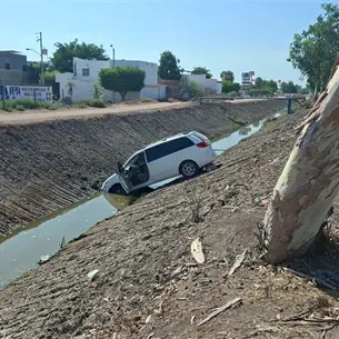 Mujer olvida su celular, deja encendida la camioneta y termina dentro de un dren en Los Mochis