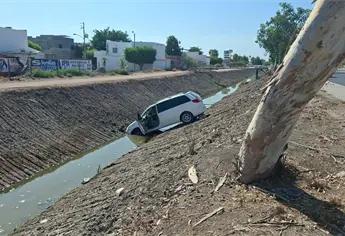 Mujer olvida su celular, deja encendida la camioneta y termina dentro de un dren en Los Mochis