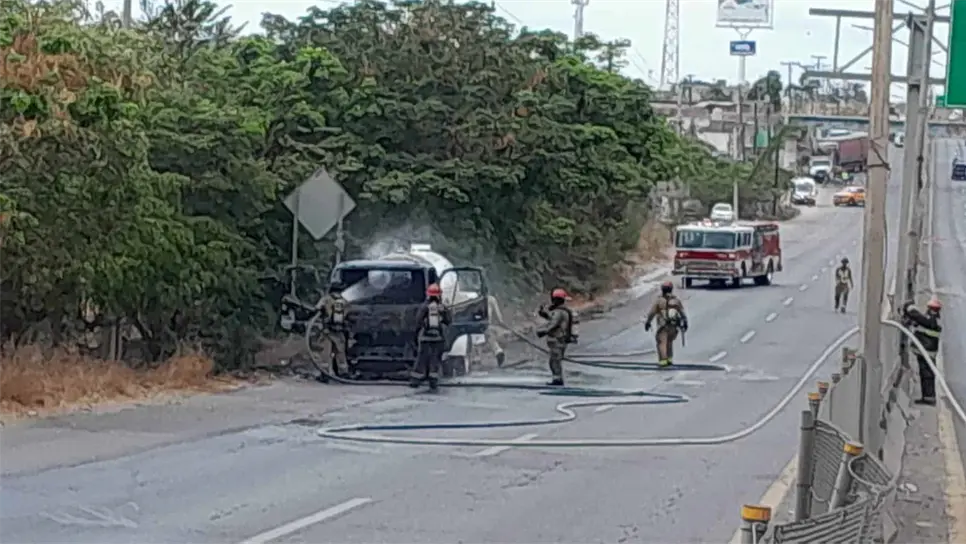 Bomberos de Mazatlán controlan incendio de pipa de gas en la carretera México 15 frente a empresa de envases