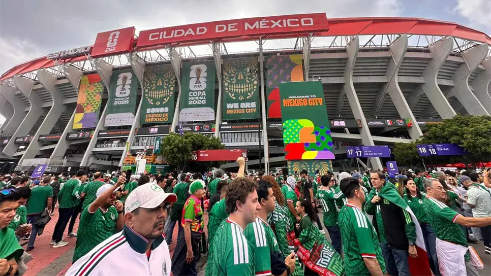 La afición llega temprano al Estadio Azteca para ver el juego inaugural.