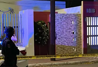 Colocan corona fúnebre en vivienda de la diputada Paola Garate, en Culiacán.