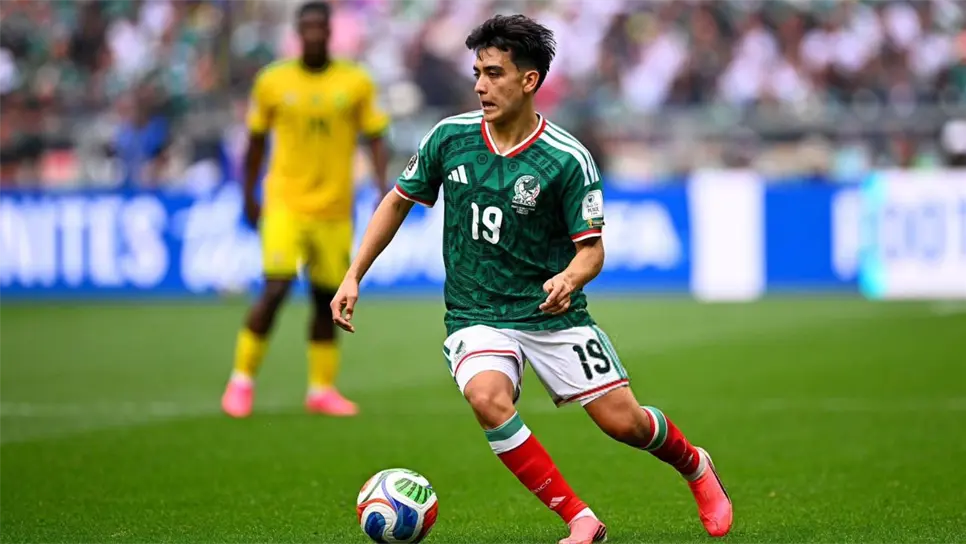 Gilberto Mora ingresó de cambio por Álvaro Fidalgo para pisar la cancha del Estadio Ciudad de México y llevarse la ovación de los miles de mexicanos en las gradas
